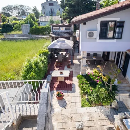 Villaistra Guest house *