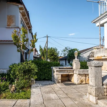 Villaistra Guest house *