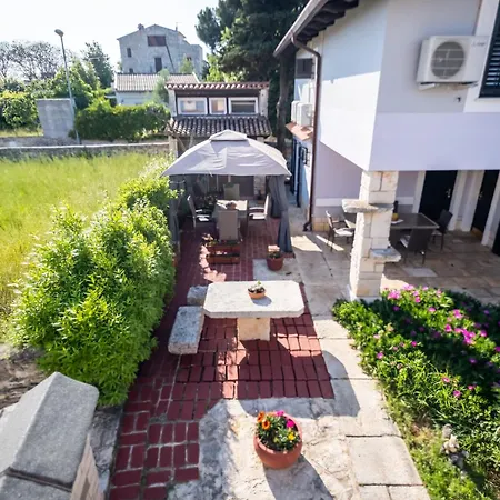 Villaistra Guest house *